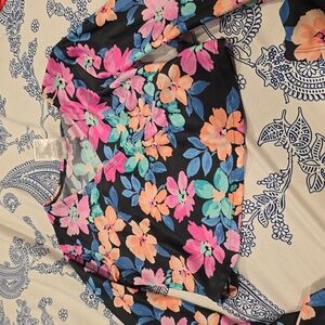 ❤️10/$16 New art class rash guard